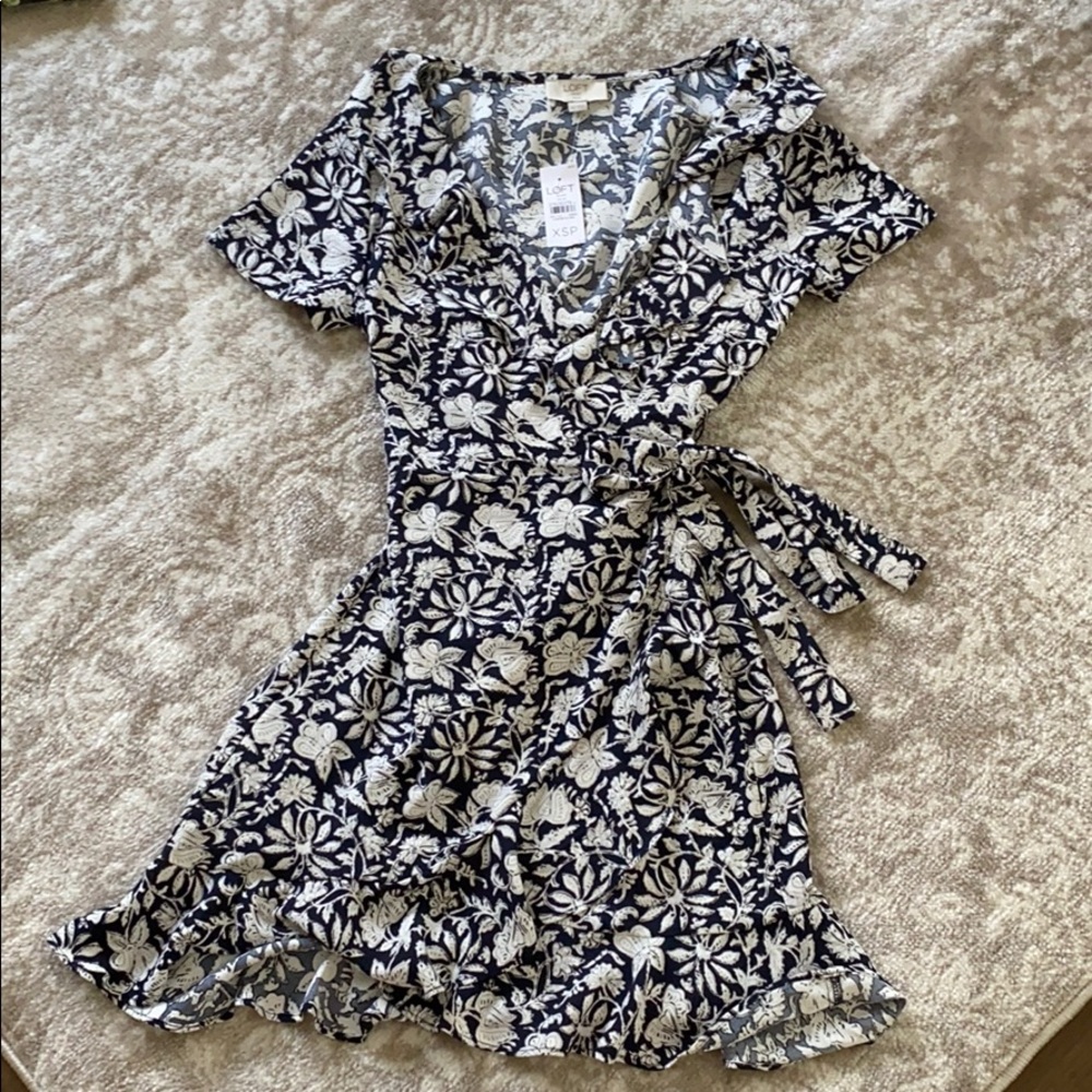 ✨NEW✨ Loft wrap dress